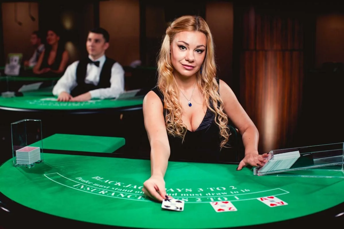 Suasana meja kasino live dengan dealer di AJAIB88